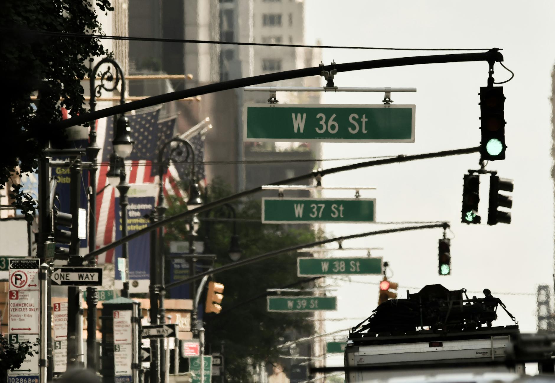 Uczestnicy festiwalu Zrobione w Szczecinie oglądają lokalne produkty i rękodzieło.