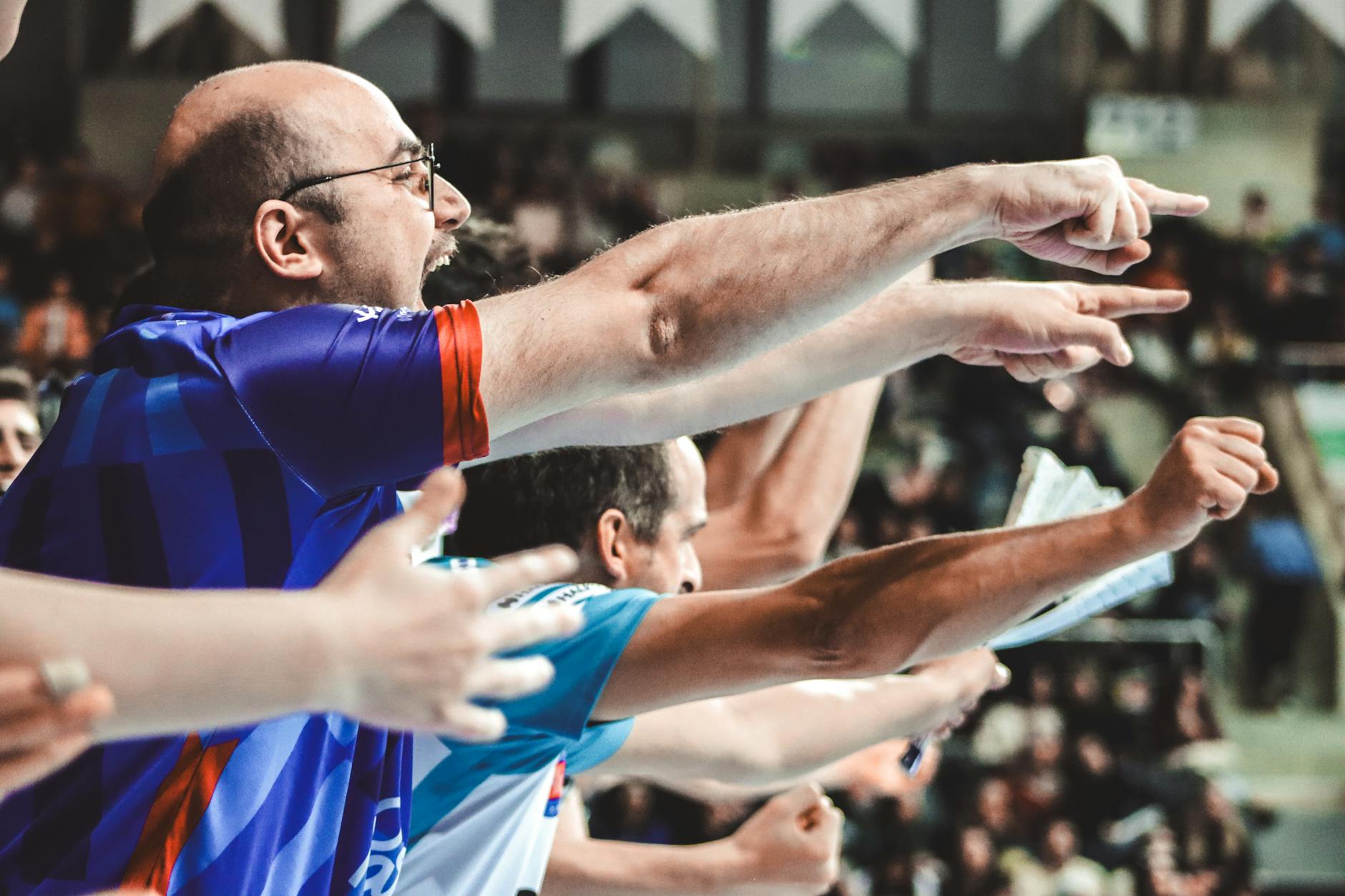 Piłkarze ręczni Sandry SPA Pogoni Szczecin świętujący zwycięstwo w derbach Pomorza Zachodniego