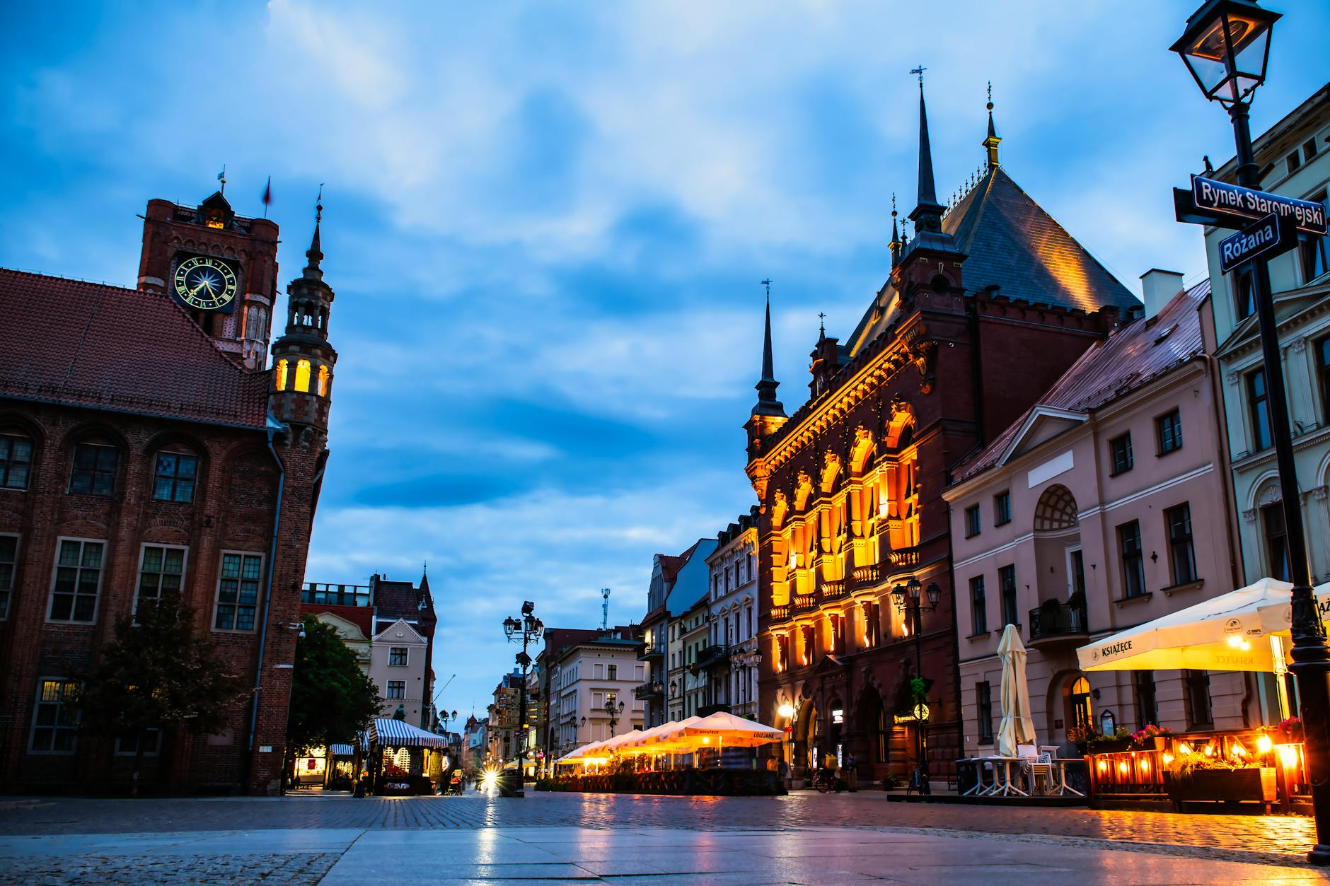 Mapa Szczecina z ikonami symbolizującymi nowe oferty pracy i możliwości rozwoju zawodowego na rynku pracy.