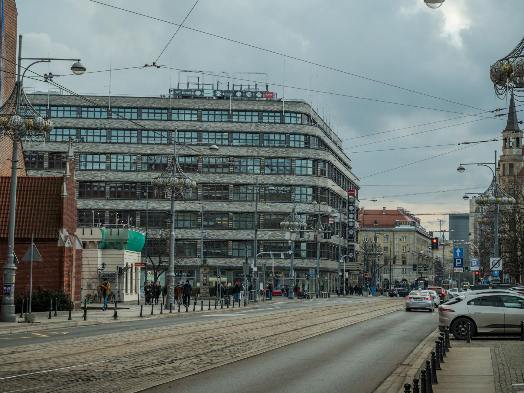 Ilustracja symbolizująca transport miejski w Szczecinie i odnawianą kamienicę