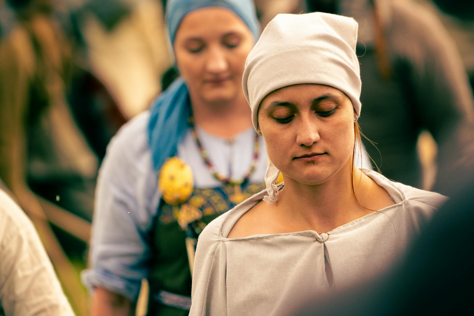 Symboliczne dęby posadzone przy Placu Zwycięstwa w Szczecinie jako wyraz uznania dla Rotarian, w tle Radio Szczecin prezentuje słuchowisko.