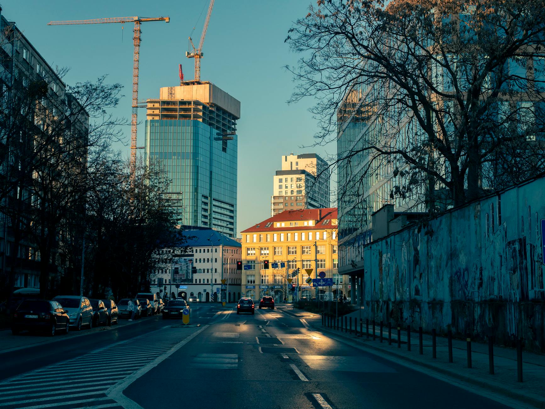 Policjanci patrolujący osiedle w Szczecinie w ramach akcji "Bezpieczne osiedle" oraz nowoczesny system sterowania ruchem drogowym.