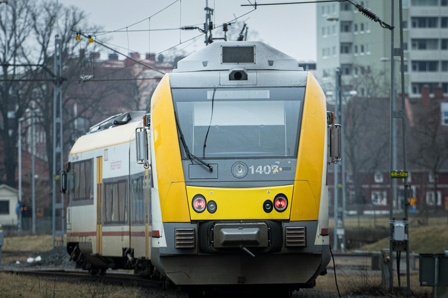 Szczecin: Tragiczny wypadek na torach i tajemnicze zjawisko "świeca ognia" nad Świnoujściem