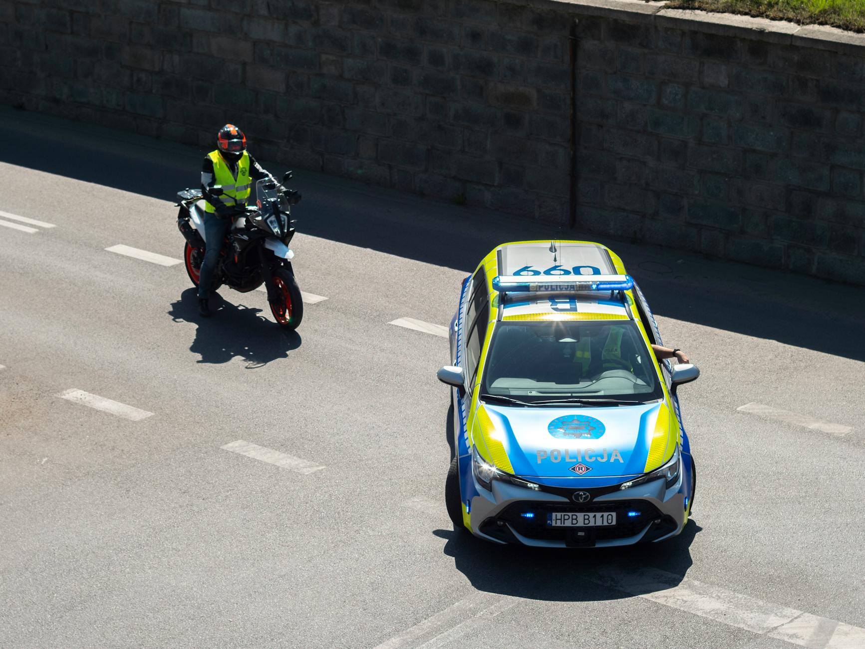 Mieszkańcy Szczecina w centrum miasta, z jednej strony logo lumpeksu, z drugiej symbol komunikacji miejskiej z mandatem
