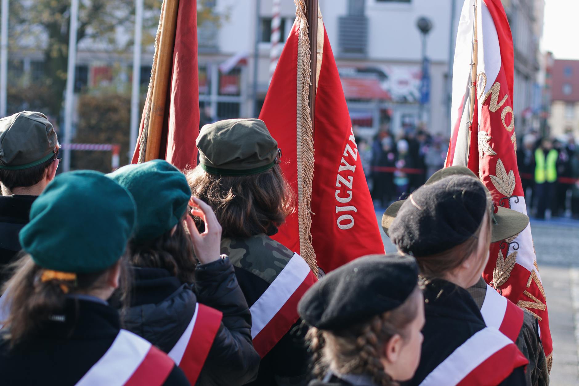 Młodzi ludzie w mundurach harcerskich podczas akcji patriotycznej w Szczecinie
