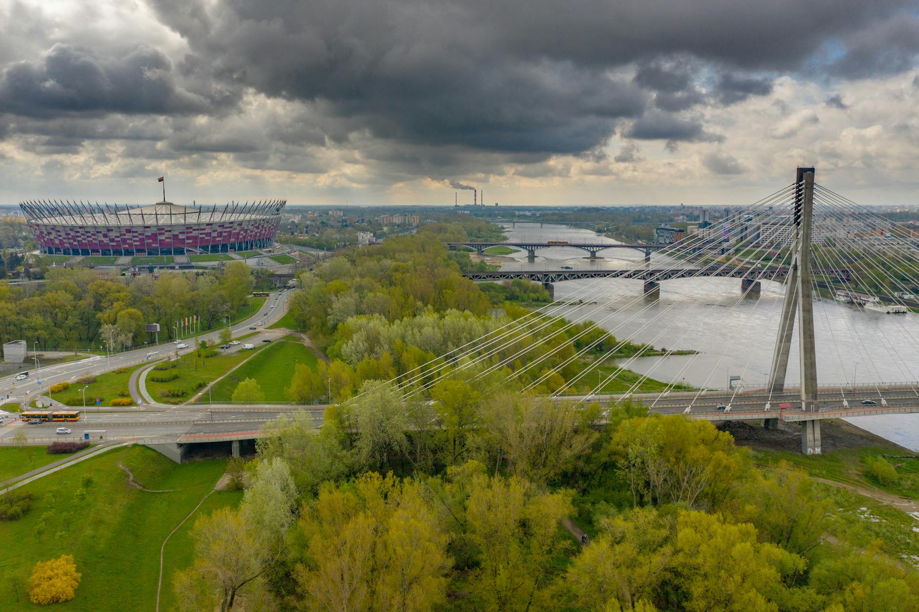Szczecin: Stadion Topolowa coraz bliżej III ligi, Wały Chrobrego tętnią życiem