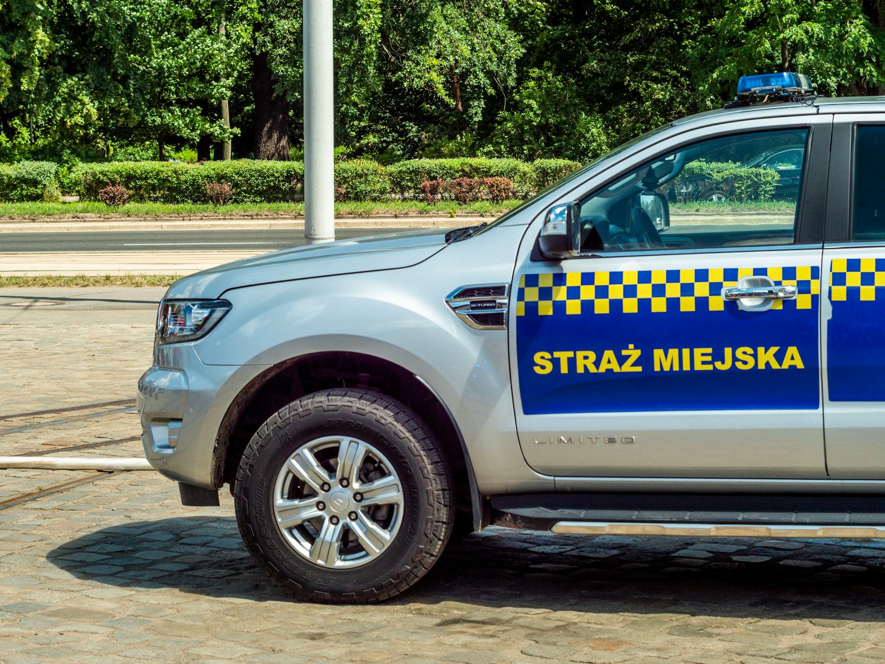 Stadion Pogoni Szczecin podczas meczu, kibice na trybunach, symbolizujący dodatkową komunikację miejską po meczu.