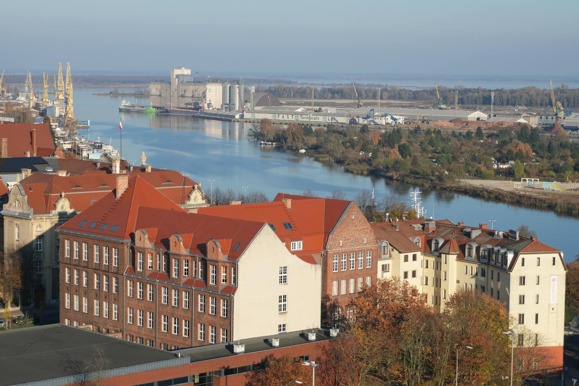 Piłkarze Pogoni Szczecin w akcji, walczący o awans do Ekstraklasy i oferty mieszkań miasta Szczecin