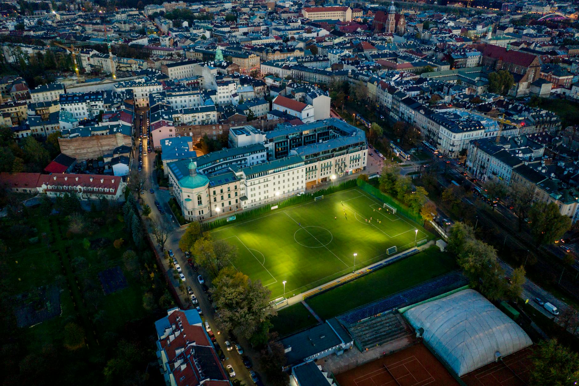 Młodzi koszykarze Pogoni Szczecin świętujący sukces, piknik nad Odrą w Szczecinie - Sport i rekreacja w Szczecinie
